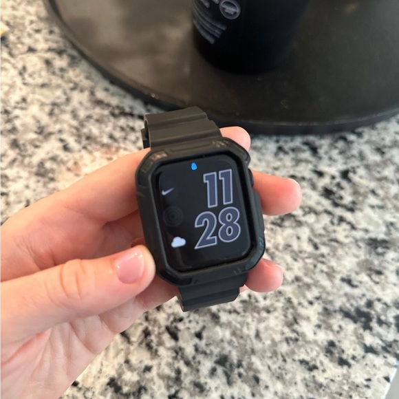 Apple Watch SE (2nd Generation) 40 mm in Midnight - Picture 2 of 3